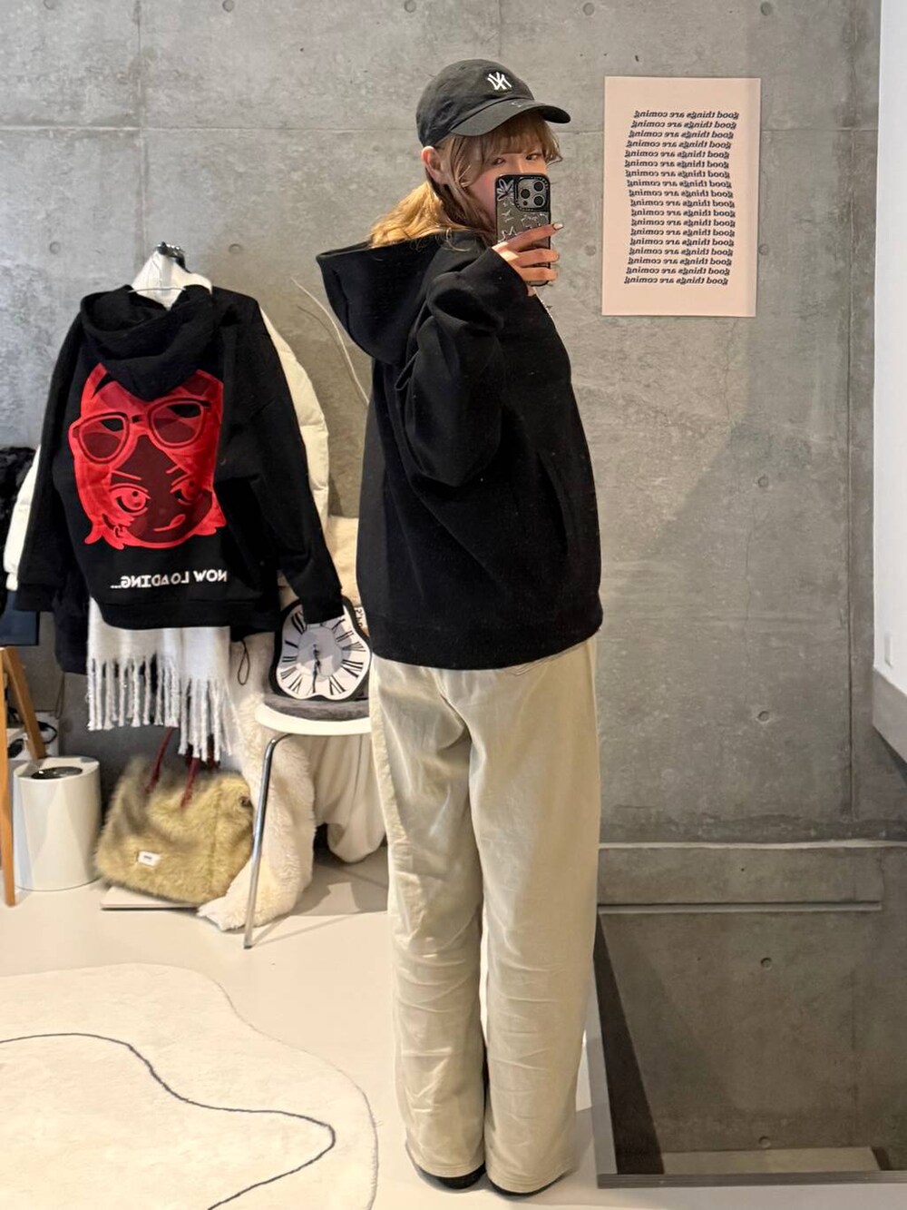 ベージュ系のデニムパンツ、ピンク系のシャツ/ブラウス、ブラック系のTシャツ/カットソーを着用したレディースの冬コーディネートの3枚目の写真