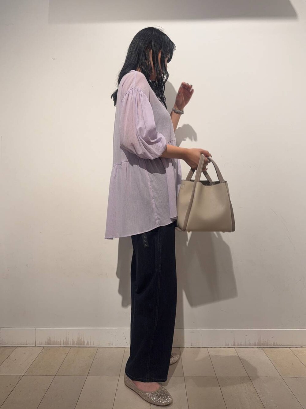 ゴールド系のバレエシューズ、パープル系のシャツ/ブラウス、ブルー系のデニムパンツを着用したレディースの秋コーディネートの2枚目の写真