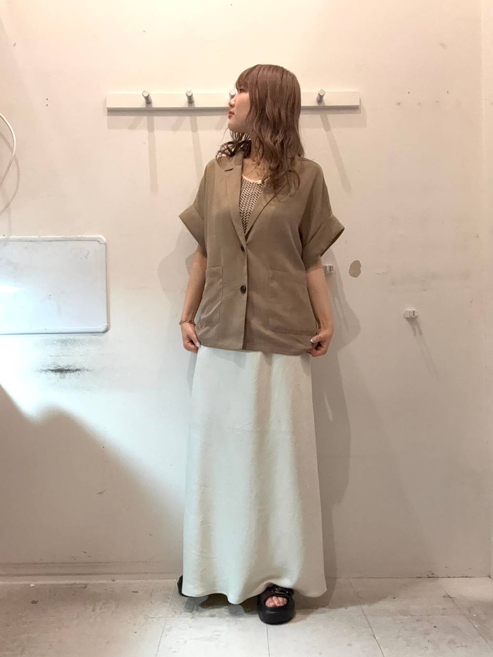 「骨格ストレート、高身長、カジュアル、カジュアルコーデ」｜「LOWRYS FARMのストレッチサテンスカート　 290120（スカート、ホワイト系）」を使った、soyosukeさん（レディース・170cm）の春コーディネートの3枚目の写真