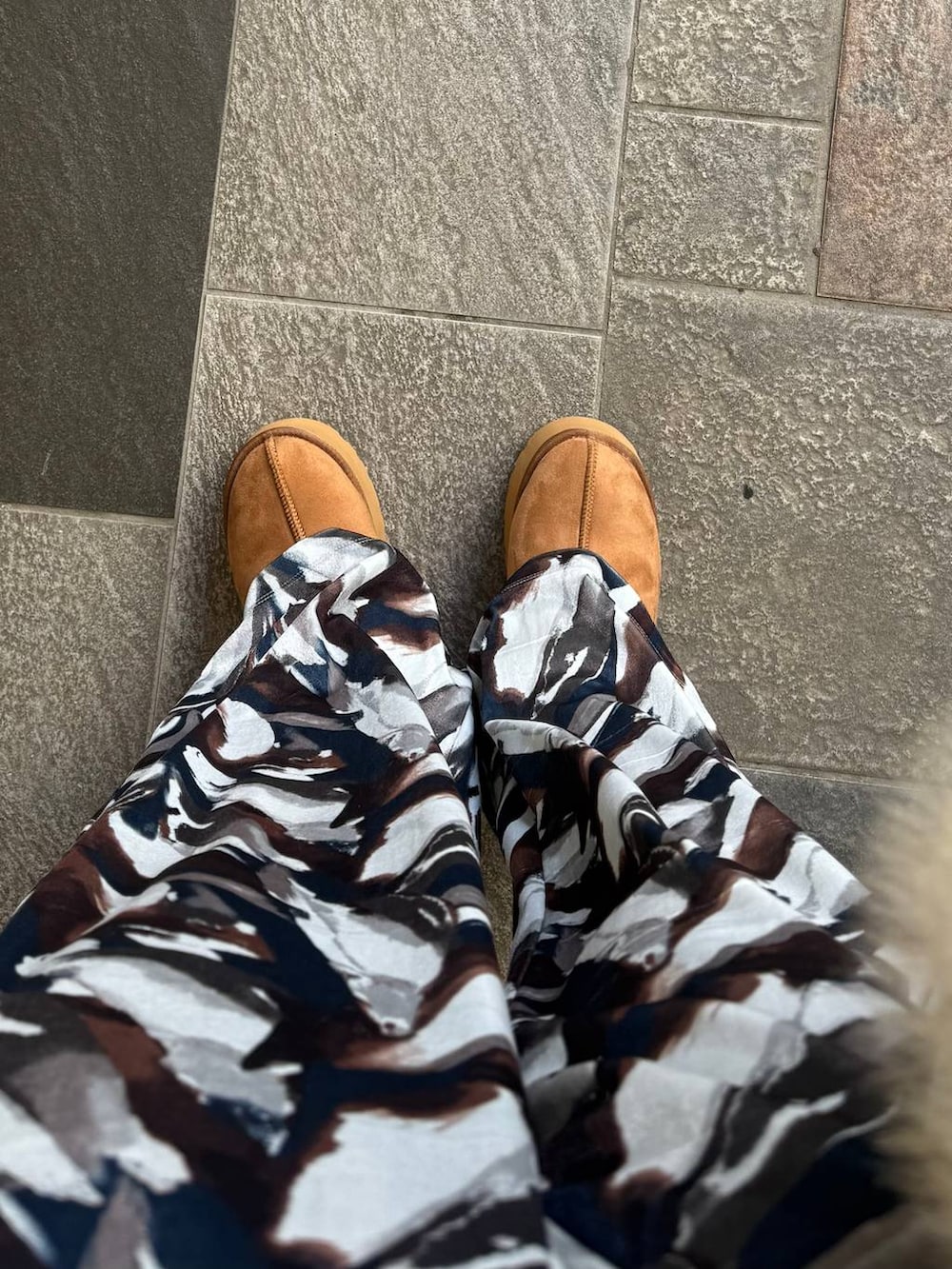 ホワイト系のブルゾン、イエロー系のブーツ、ホワイト系のTシャツ/カットソーを着用したレディースの冬コーディネートの3枚目の写真