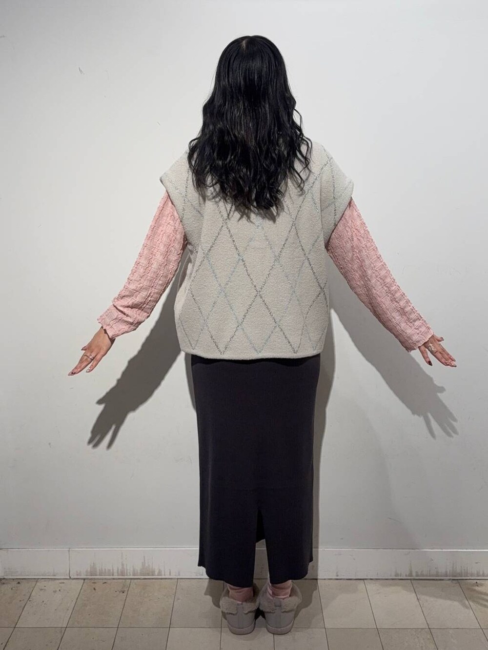 グレー系のワンピース、ピンク系のTシャツ/カットソー、グレー系のその他シューズを着用したレディースの秋コーディネートの2枚目の写真