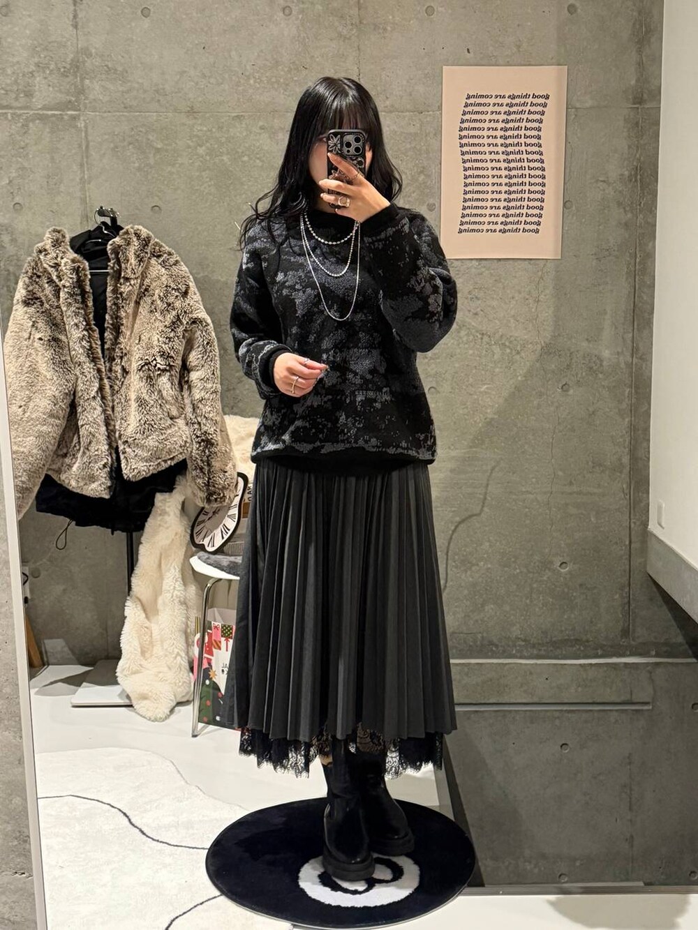 その他のショルダーバッグ、ブラウン系のワンピース、ブラック系のブーツを着用したレディースの冬コーディネートの5枚目の写真