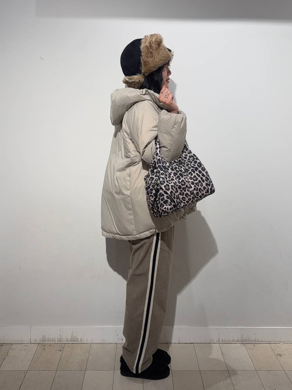 その他のトートバッグ、ベージュ系のダウンジャケット/コート、ベージュ系のその他パンツを着用したレディースの秋コーディネートの2枚目の写真