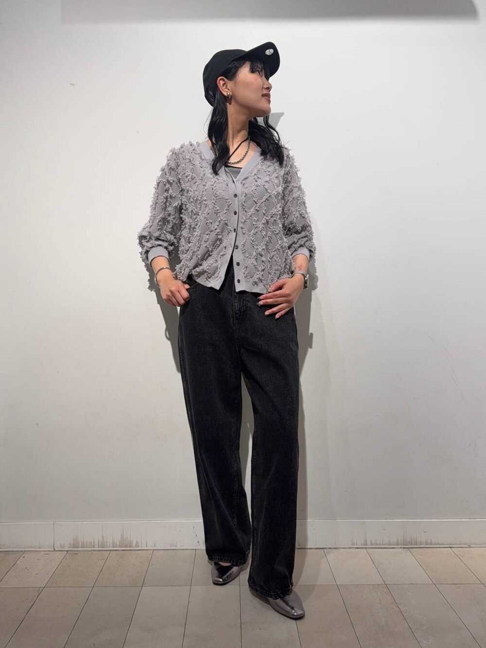 その他のパンプス、ブラック系のデニムパンツ、グレー系のカーディガン/ボレロを着用したレディースの秋コーディネートの3枚目の写真
