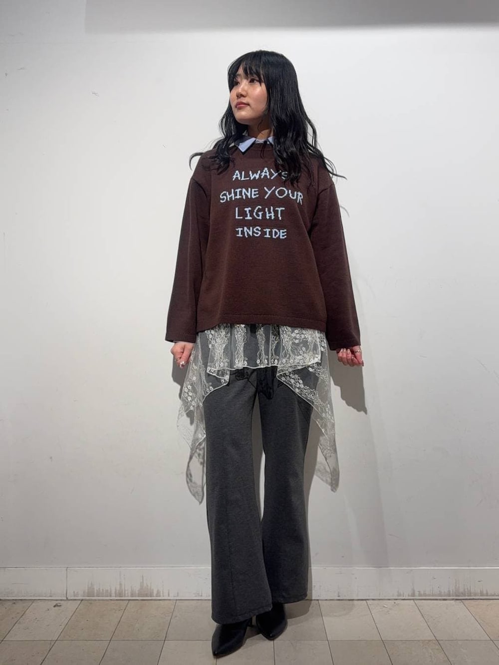 ブルー系のチェスターコート、ブルー系のシャツ/ブラウス、ホワイト系のその他トップスを着用したレディースの冬コーディネートの3枚目の写真