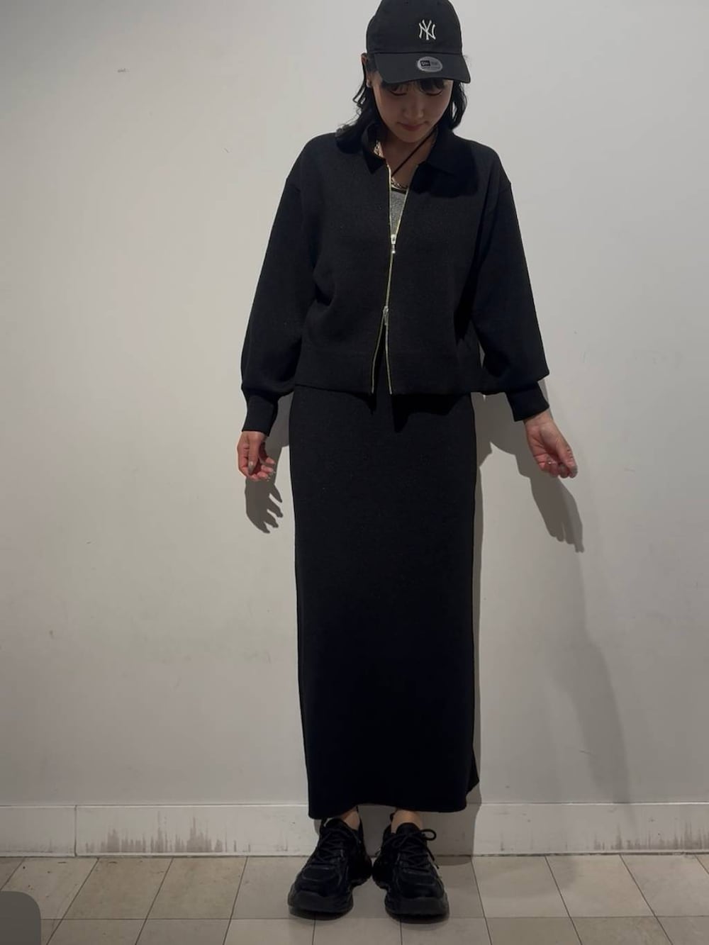 ブラック系のキャミソール、ブラック系のワンピース、ブラック系のスニーカーを着用したレディースの秋コーディネートの2枚目の写真