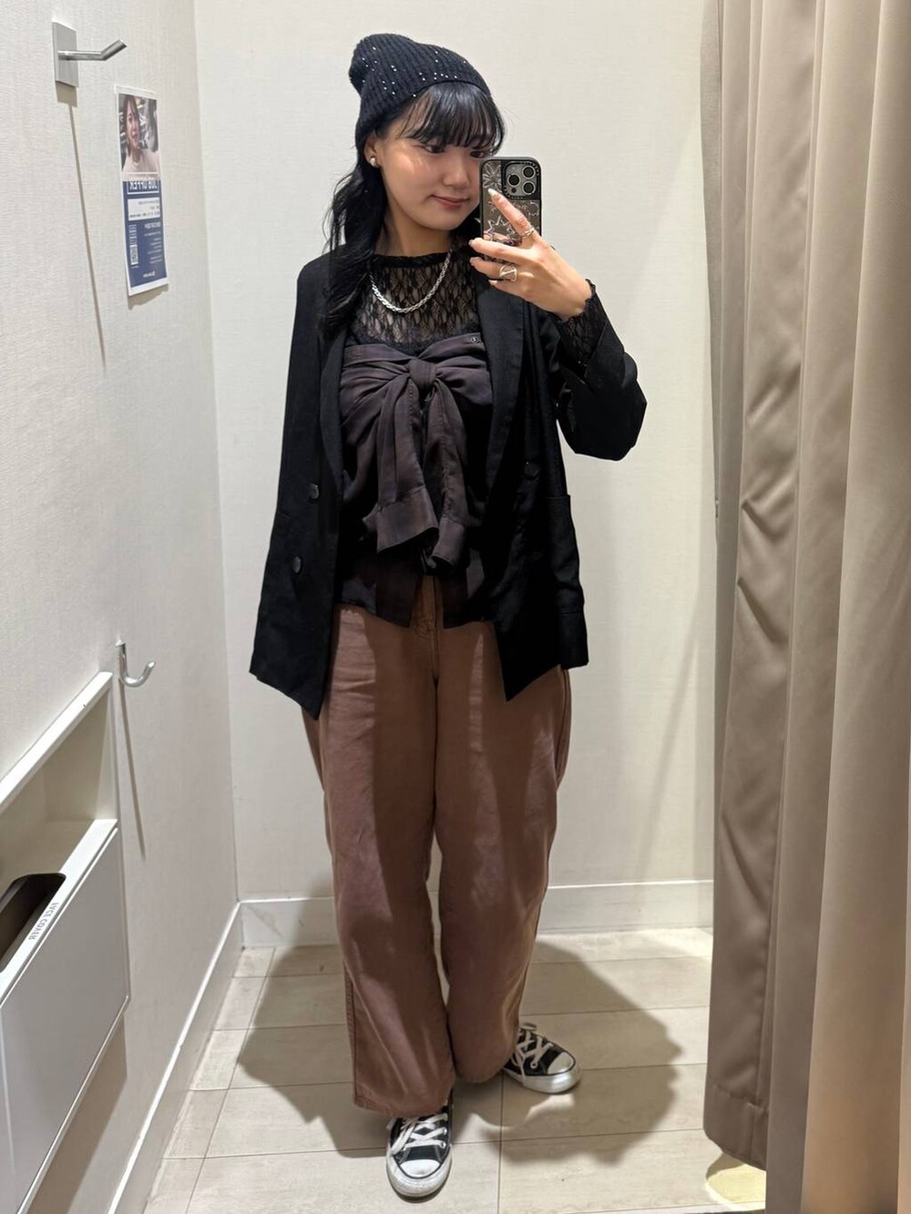 ブラウン系のデニムパンツ、ブラウン系のシャツ/ブラウス、ブラック系のテーラードジャケットを着用したレディースの秋コーディネートの3枚目の写真