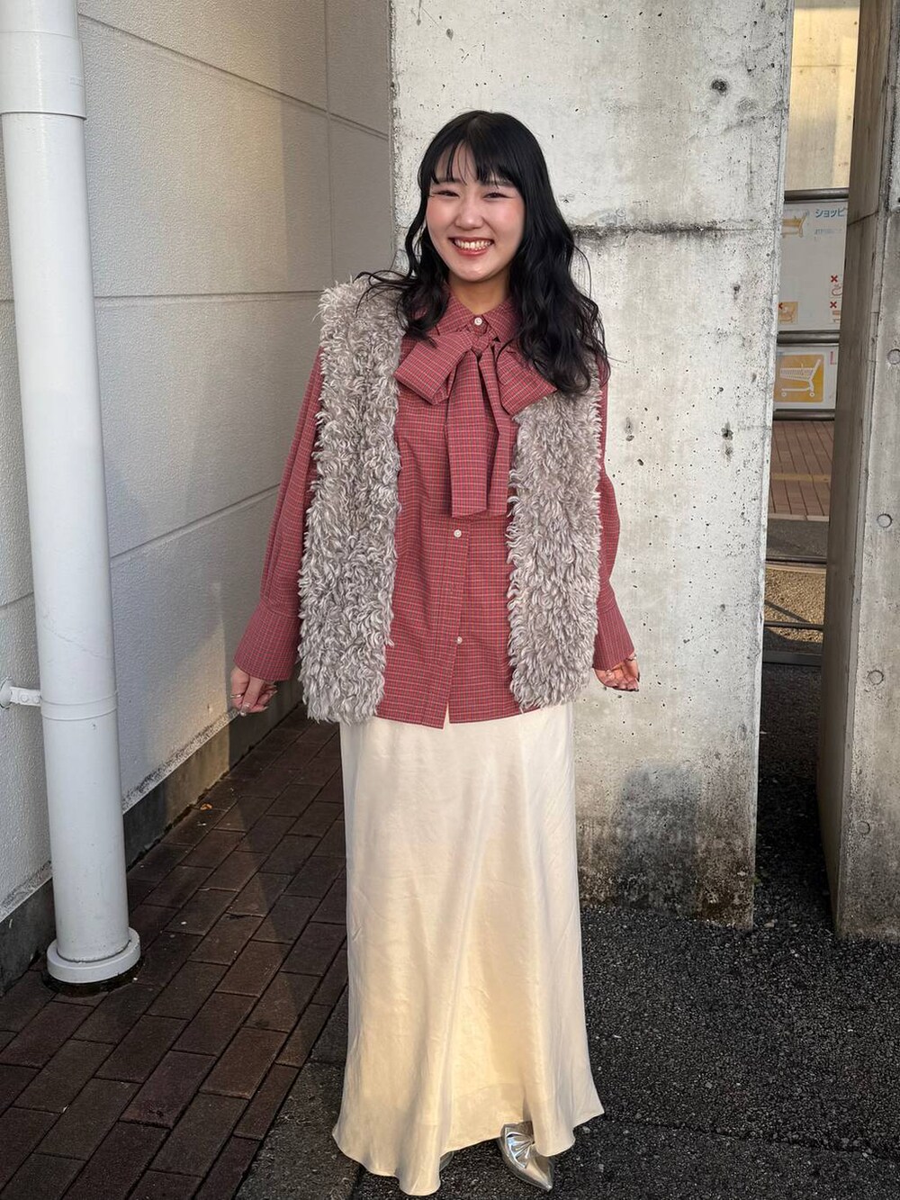 レッド系のシャツ/ブラウス、ホワイト系のスカートを着用したレディースの秋コーディネートの2枚目の写真