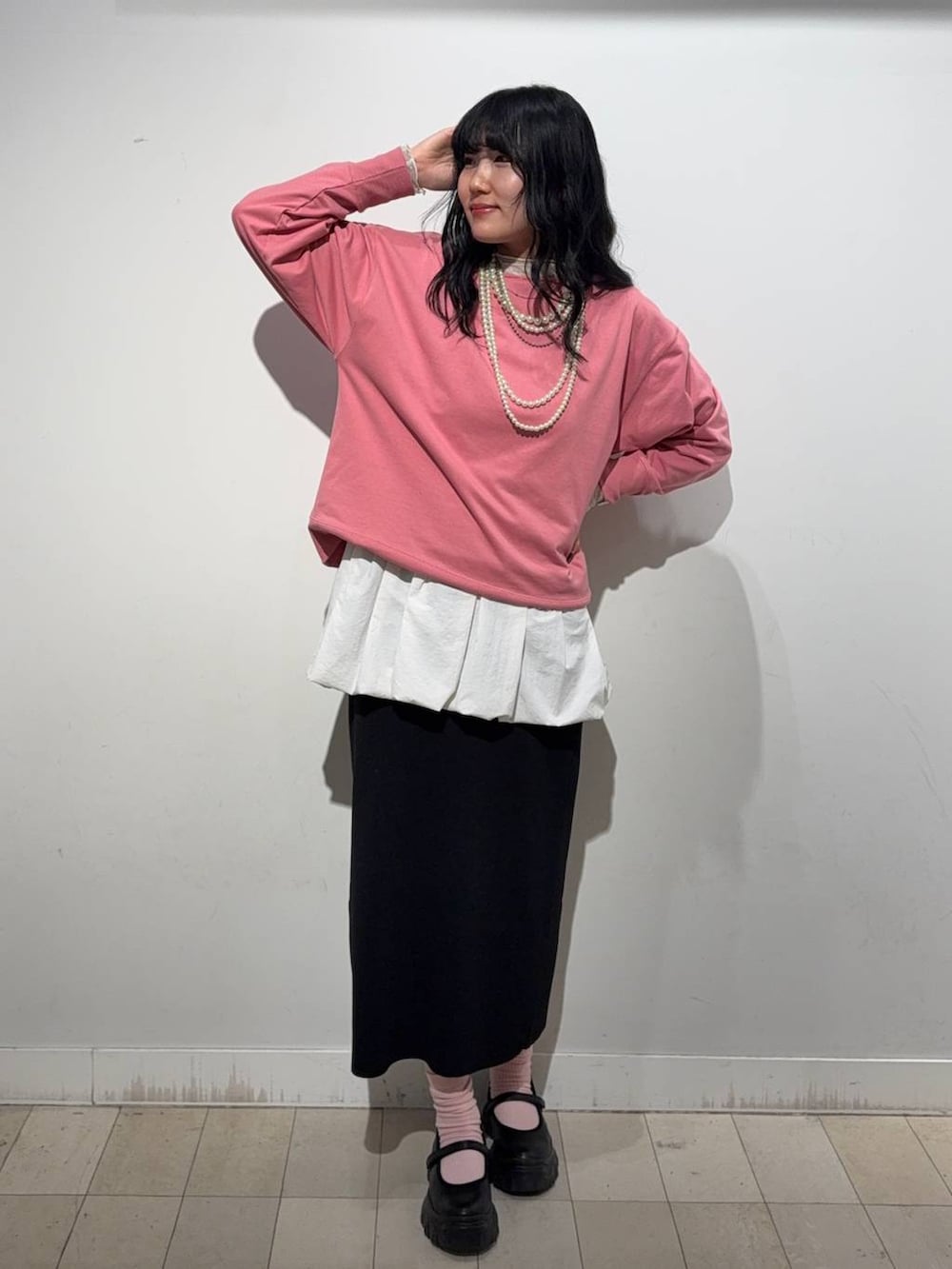 ブラック系のスニーカー、グレー系のノーカラーコート、グレー系のワンピースを着用したレディースの秋コーディネートの4枚目の写真