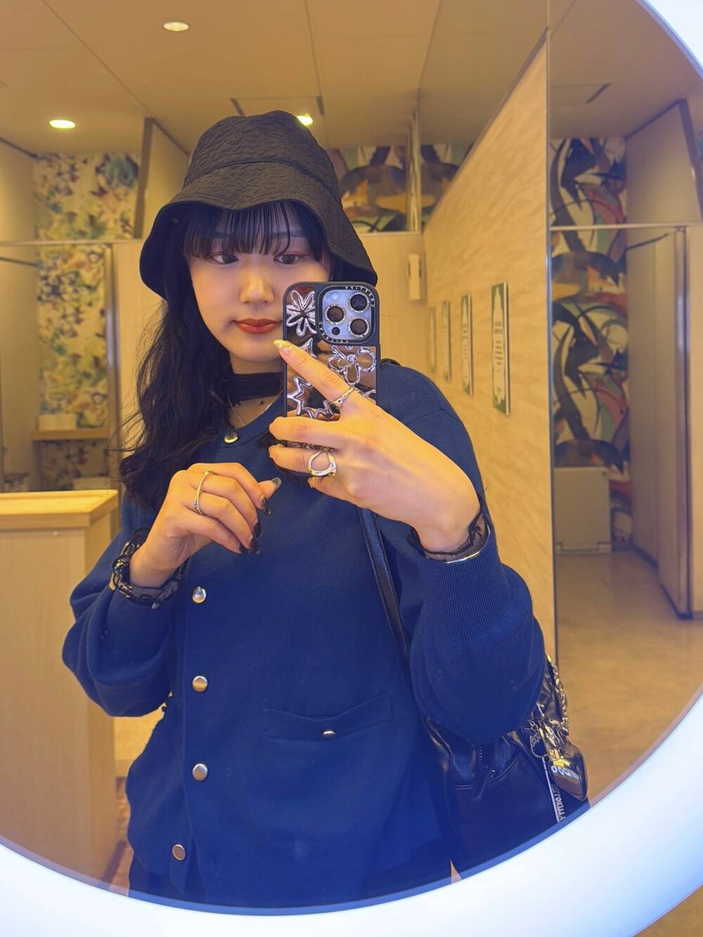 ブラック系のブーツ、ブルー系のカーディガン/ボレロを着用したレディースの秋コーディネートの2枚目の写真