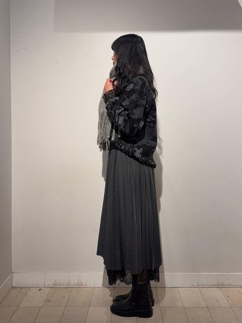 その他のショルダーバッグ、ブラウン系のワンピース、ブラック系のブーツを着用したレディースの冬コーディネートの2枚目の写真