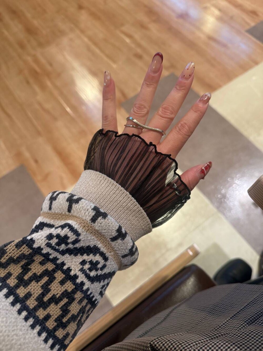 ホワイト系のブルゾン、ブラック系のブーツ、ブラック系のTシャツ/カットソーを着用したレディースの冬コーディネートの3枚目の写真