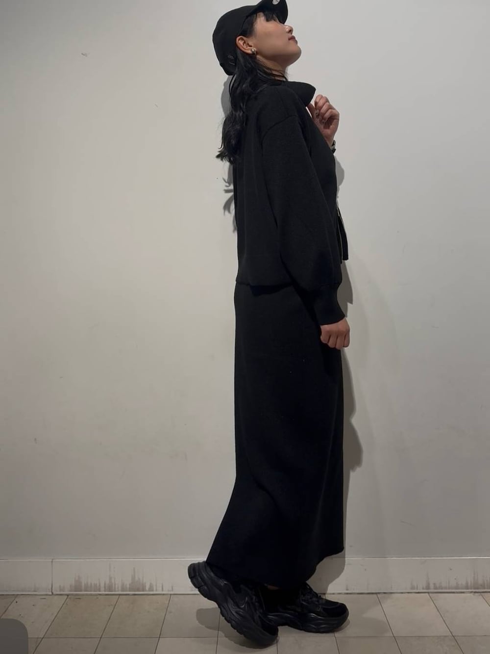 ブラック系のキャミソール、ブラック系のワンピース、ブラック系のスニーカーを着用したレディースの秋コーディネートの3枚目の写真