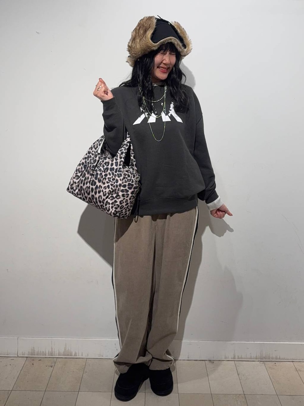 その他のトートバッグ、ベージュ系のダウンジャケット/コート、ベージュ系のその他パンツを着用したレディースの秋コーディネートの3枚目の写真