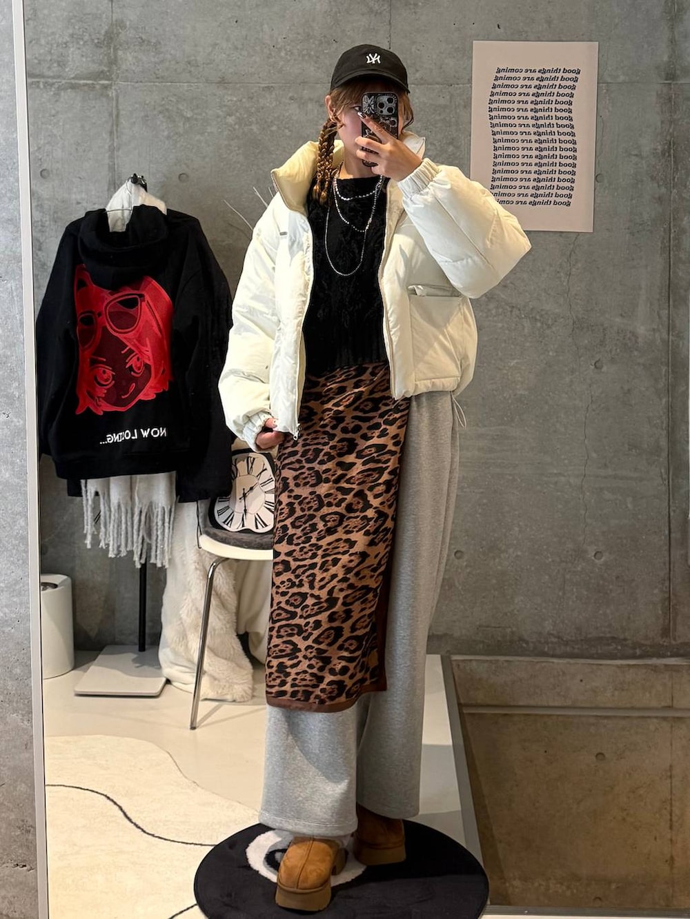 ホワイト系のブルゾン、イエロー系のブーツ、グレー系のスウェットパンツを着用したレディースの冬コーディネートの2枚目の写真