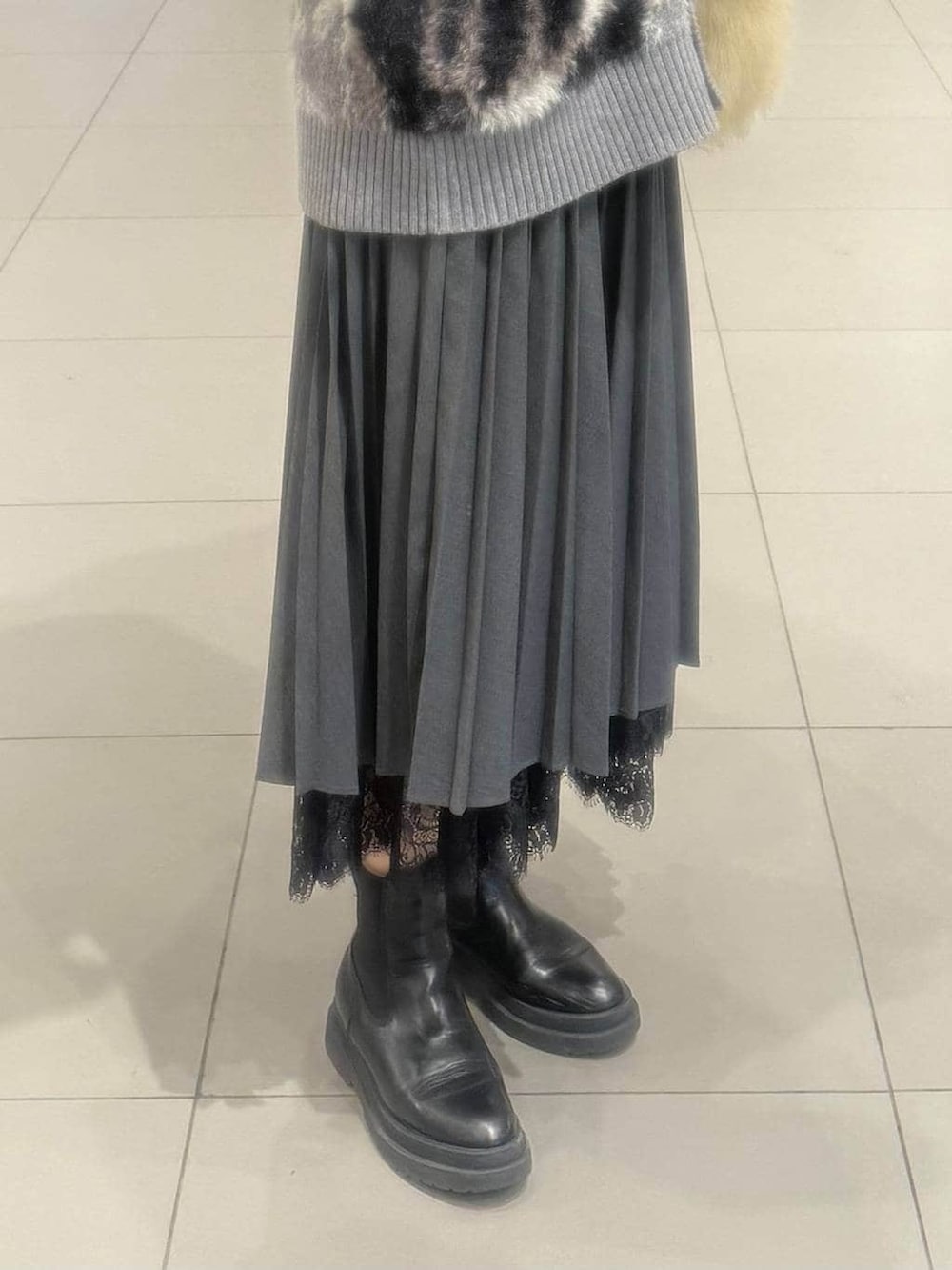 ブラック系のTシャツ/カットソー、グレー系のワンピース、グレー系のワンピースを着用したレディースの秋コーディネートの2枚目の写真