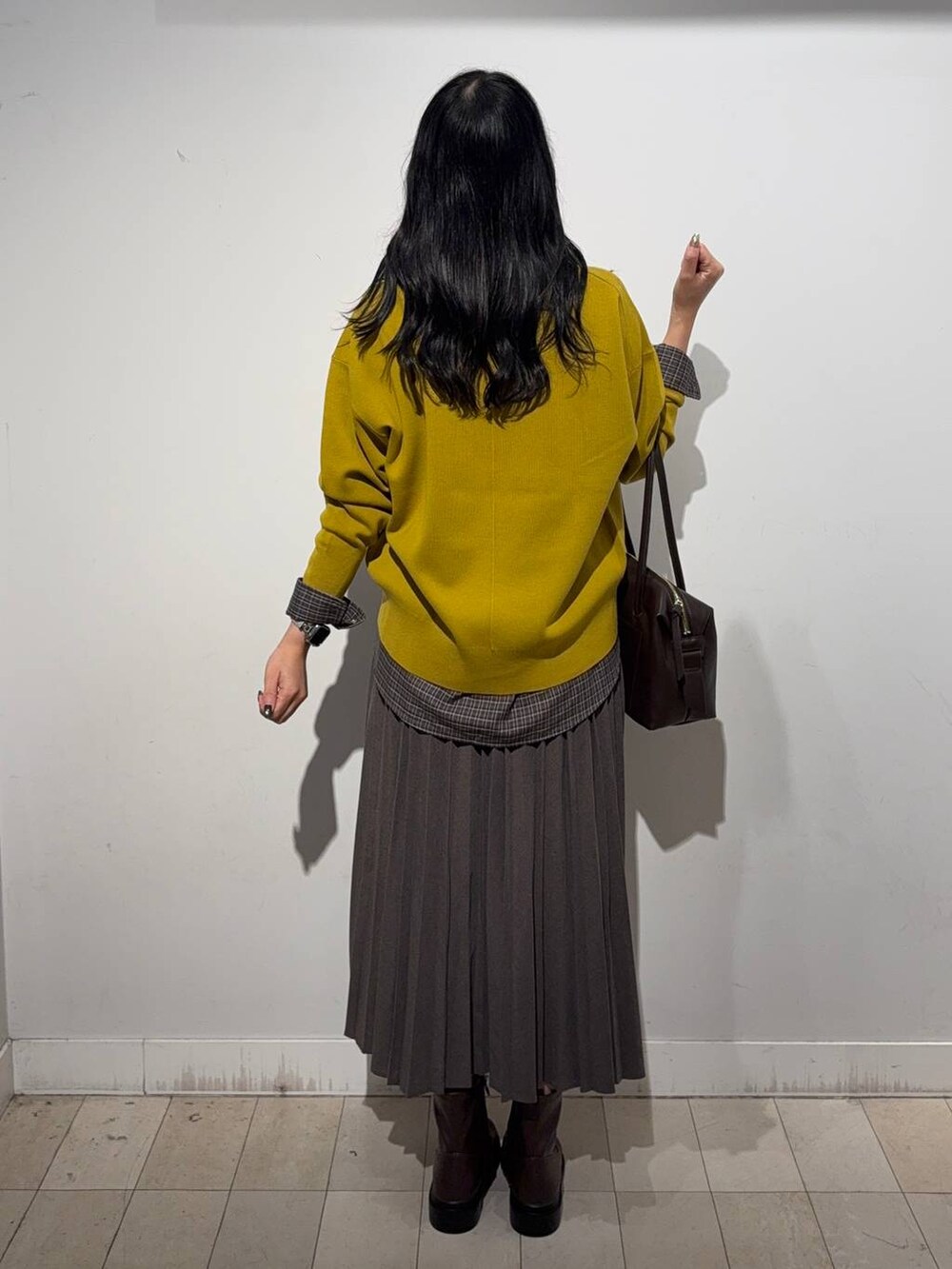 ベージュ系のボストンバッグ、イエロー系のスウェット、ブラウン系のシャツ/ブラウスを着用したレディースの秋コーディネートの3枚目の写真