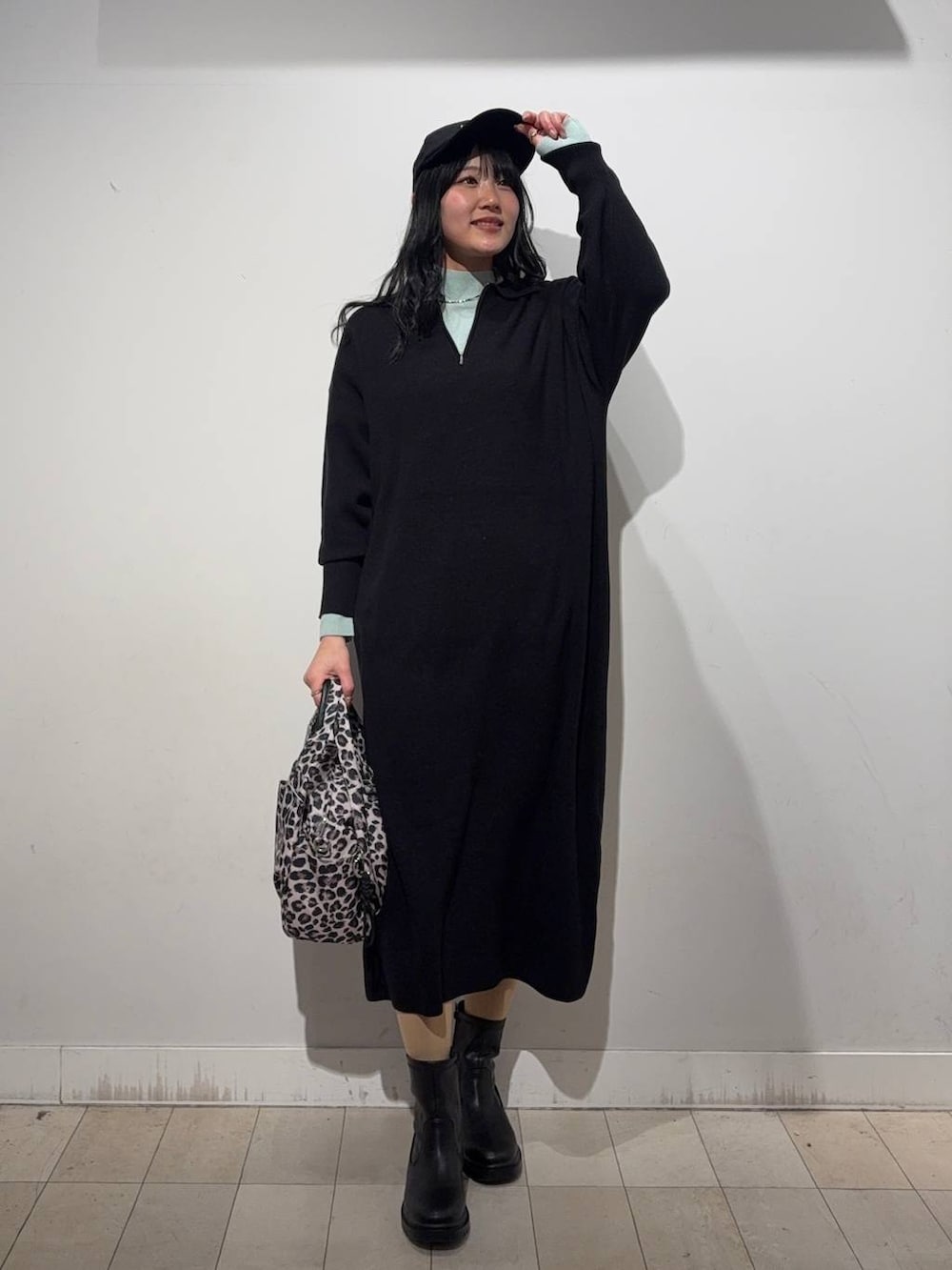 その他のトートバッグ、ブラック系のブーツ、グリーン系のニット/セーターを着用したレディースの冬コーディネートの3枚目の写真