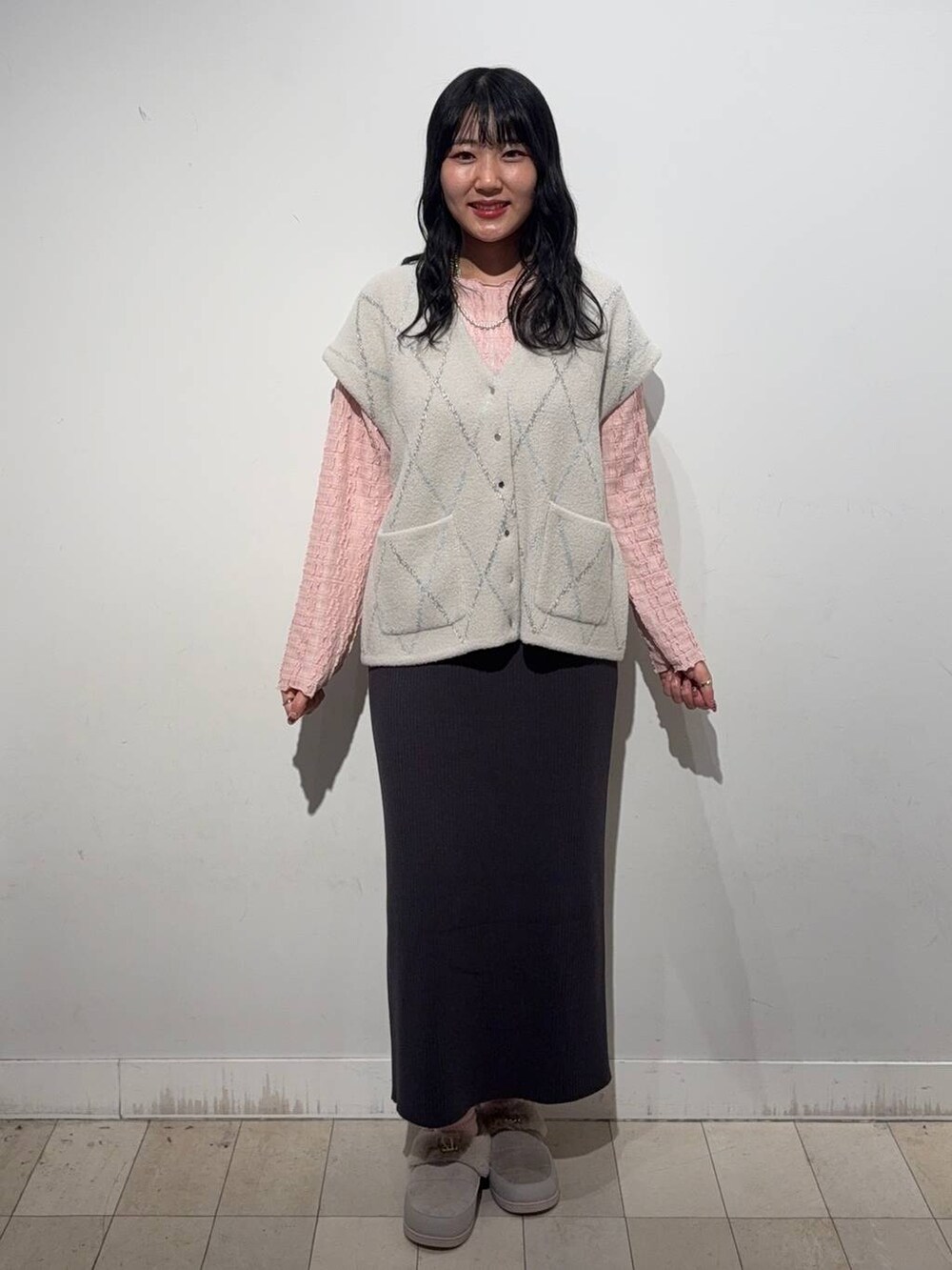 グレー系のワンピース、ピンク系のTシャツ/カットソー、グレー系のその他シューズを着用したレディースの秋コーディネートの3枚目の写真