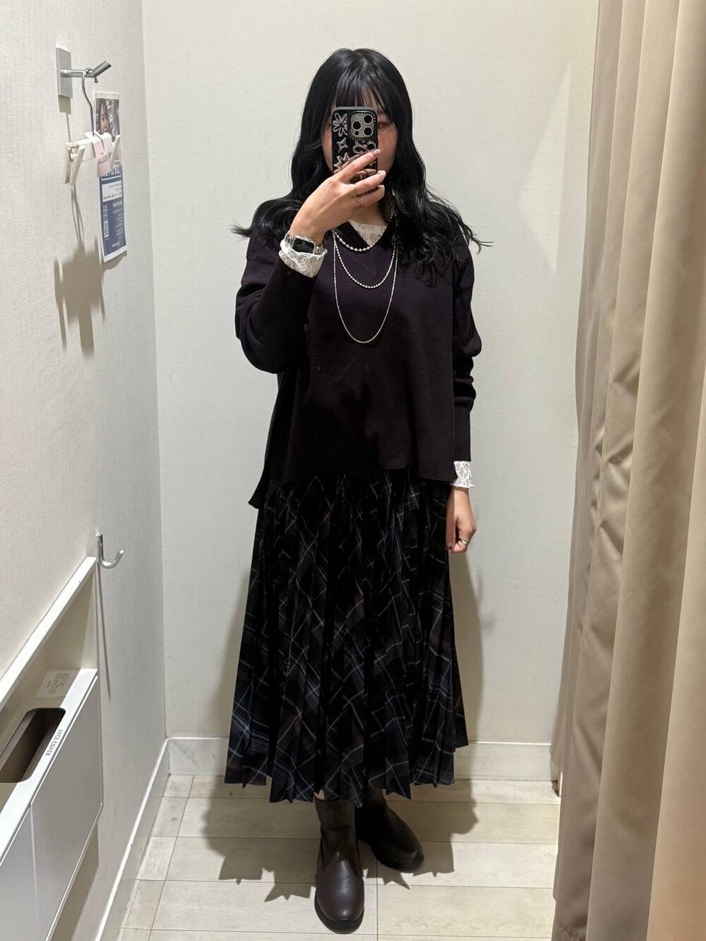 ベージュ系のダウンジャケット/コート、ホワイト系のブルゾン、ブラウン系のブーツを着用したレディースの秋コーディネートの2枚目の写真