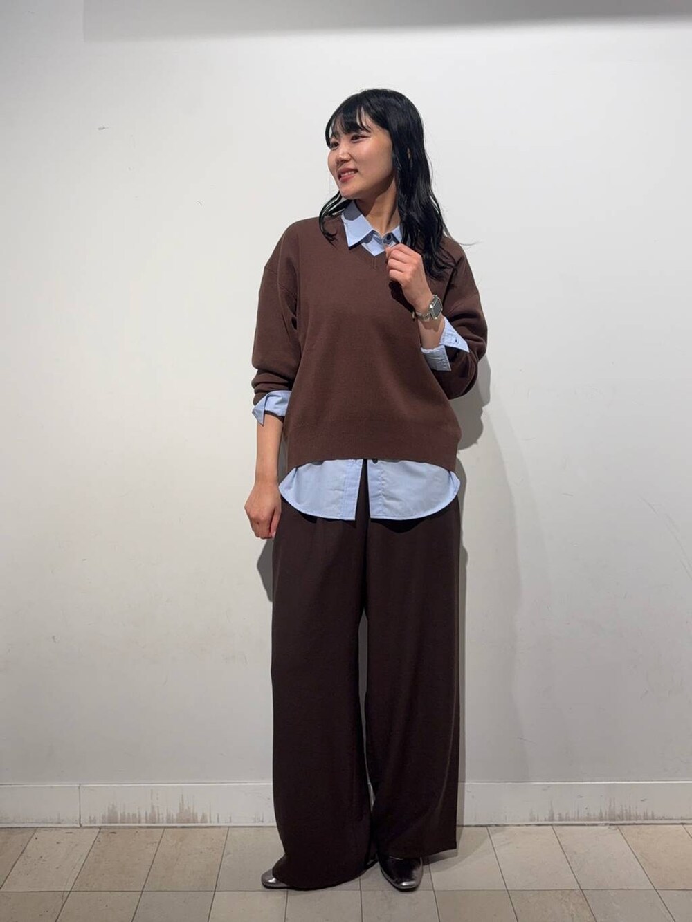 その他のパンプス、ブラウン系のその他パンツ、ブルー系のシャツ/ブラウスを着用したレディースの秋コーディネートの2枚目の写真