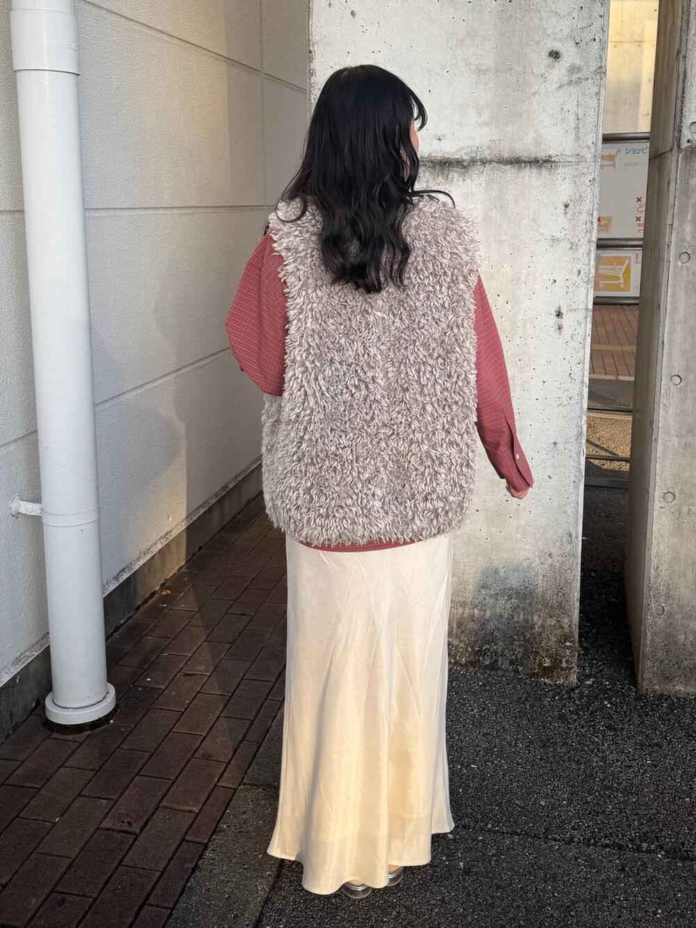 レッド系のシャツ/ブラウス、ホワイト系のスカートを着用したレディースの秋コーディネートの3枚目の写真