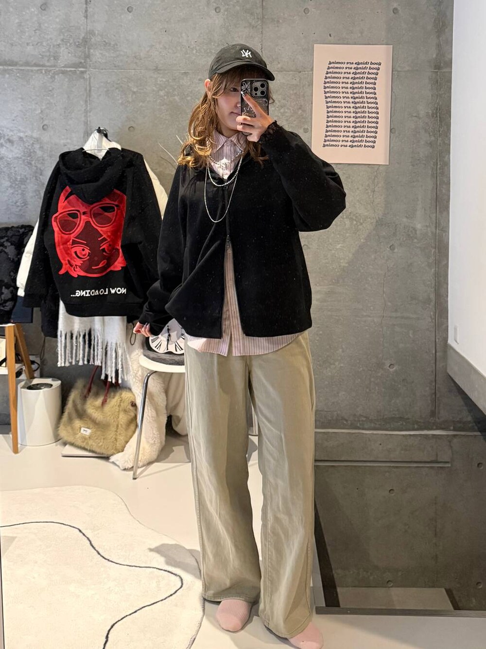 ベージュ系のデニムパンツ、ピンク系のシャツ/ブラウス、ブラック系のTシャツ/カットソーを着用したレディースの冬コーディネートの4枚目の写真