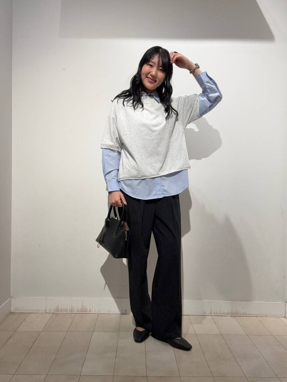 ブラック系のパンプス、ブラック系のショルダーバッグ、グレー系のTシャツ/カットソーを着用したレディースの秋コーディネートの3枚目の写真