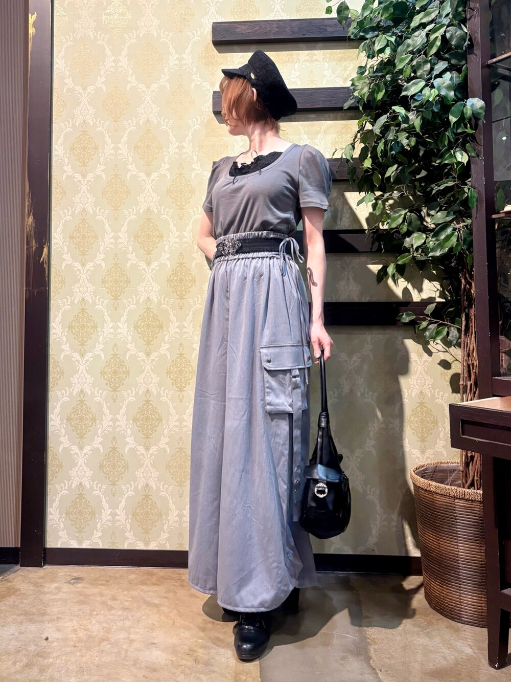 「ショルダーバッグ、大人カジュアル、最近のいい感じコーデ、モノトーン、春夏コーデ、キャップ、シンプルコーデ、レイヤードスタイル、韓国ファッション、きれいめカジュアル、休日スタイル、axes femme、パンツスタイル、おでかけコーデ、オトナ女子」｜「axes femmeの総レースキャスケット（キャスケット、ブラック系）」を使った、ハナミズキさん（レディース・158cm）の春コーディネートの4枚目の写真