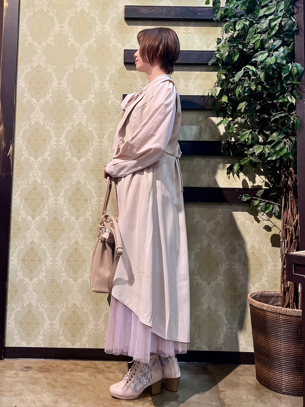 「axes femme、ジレ、春コーデ、チュールスカート、ピンクコーデ、フェミニン、大人かわいい、ブラウス、きれいめコーディネート、きれいめカジュアル、キレイめカジュアル」|「axes femmeのチュールレースアップブーツ(ブーツ、ホワイト系)」を使った、ハナミズキさん(レディース・158cm)の春コーディネートの3枚目の写真