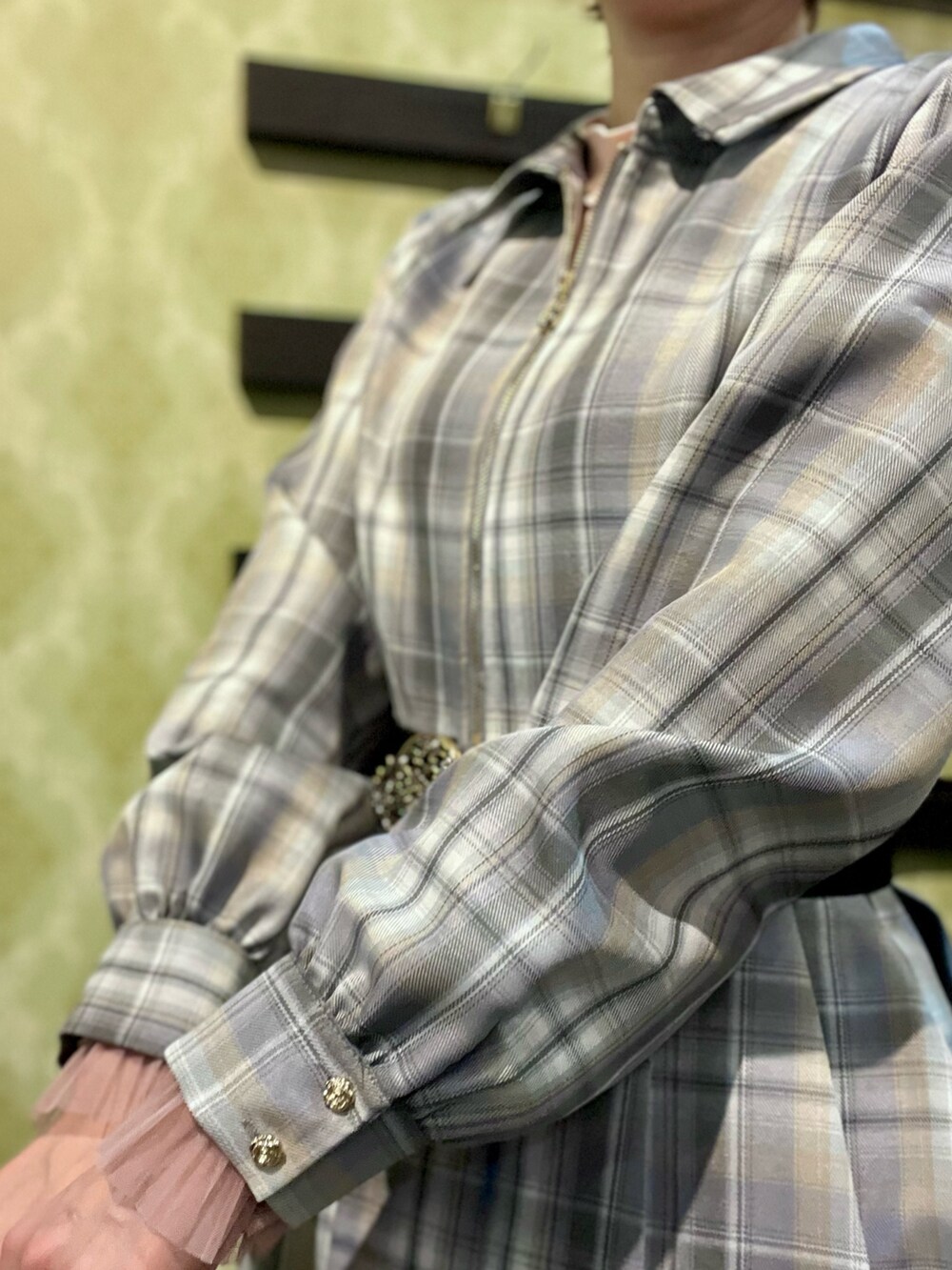 「ジャケット、スポーツミックス、春コーデ、春めき満開コーデ、axes femme、休日スタイル、お出かけコーデ、オトナ女子、大人女子、レイヤードコーデ、キャップ、ワンピース、スニーカー、リュック、ジップパーカー」|「axes femmeのオーナメント装飾ゴムベルト(ベルト、ゴールド系)」を使った、ハナミズキさん(レディース・158cm)の春コーディネートの8枚目の写真