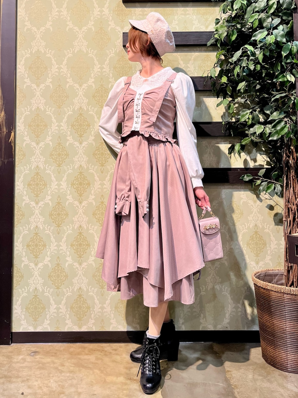 「キャップ、淡色コーデ、春色、休日スタイル、デートコーデ、ボーダー、お出かけコーデ、大人カジュアル、axes femme、大人カジュアルコーデ、春服、おでかけコーデ、セットアップコーデ、ビスチェ、セットアップ」|「axes femmeの総レースキャスケット(キャスケット、ホワイト系)」を使った、ハナミズキさん(レディース・158cm)の春コーディネートの4枚目の写真