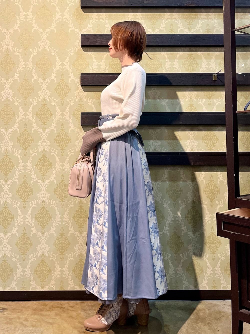 「春コーデ、春めき満開コーデ、axes femme、オトナカジュアル、大人かわいい、春服コーデ、お花見コーデ、おでかけコーデ、きれいめコーディネート、スプリングコート、大人可愛い、きれいめカジュアル、キレイめカジュアル、春アウター」｜「axes femmeのケープ風フレアスリーブコート（ダッフルコート、ブラウン系）」を使った、ハナミズキさん（レディース・158cm）の春コーディネートの3枚目の写真