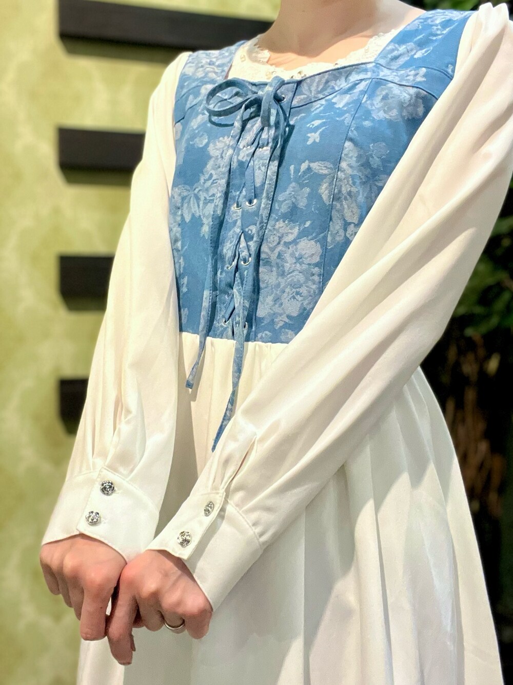 「春めき満開コーデ、春色、大人カジュアル、ワンピース、休日スタイル、デートコーデ、お出かけコーデ、リボン、axes femme、春服コーデ、大人ガーリー、お花見コーデ、ワンピーススタイル、デイリーカジュアル、花柄」|「axes femmeのレースアップデニムベレー(ハンチング/ベレー帽、ブルー系)」を使った、ハナミズキさん(レディース・158cm)の春コーディネートの8枚目の写真