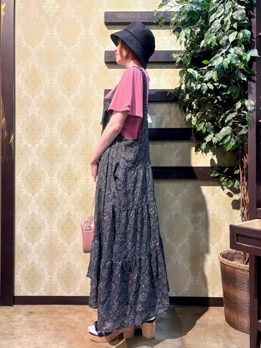 「サンダル、バケットハット、ピンクシャツ、ワンピース、ロングスカート、厚底サンダル、きれいめカジュアル、夏コーデ、ショルダーバッグ、axes femme、大人かわいい、シンプル、大人コーデ、楽チンコーデ、キレイめ」|「axes femmeの総レースUVバケハ(ハット、ブラック系)」を使った、ハナミズキさん(レディース・158cm)の夏コーディネートの2枚目の写真