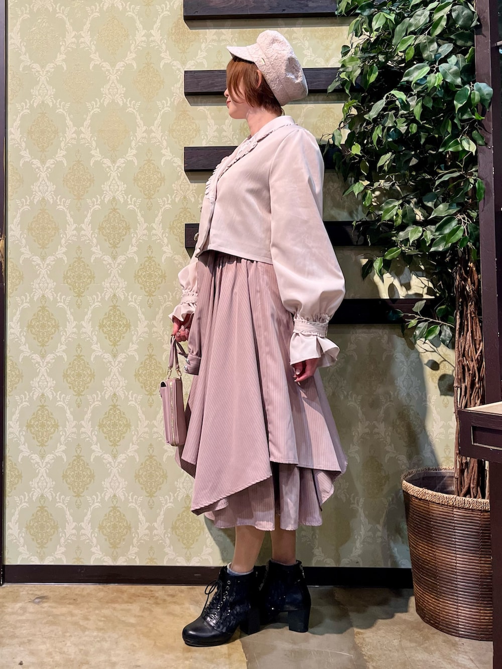 「キャップ、淡色コーデ、春色、休日スタイル、デートコーデ、ボーダー、お出かけコーデ、大人カジュアル、axes femme、大人カジュアルコーデ、春服、おでかけコーデ、セットアップコーデ、ビスチェ、セットアップ」|「axes femmeの総レースキャスケット(キャスケット、ホワイト系)」を使った、ハナミズキさん(レディース・158cm)の春コーディネートの2枚目の写真