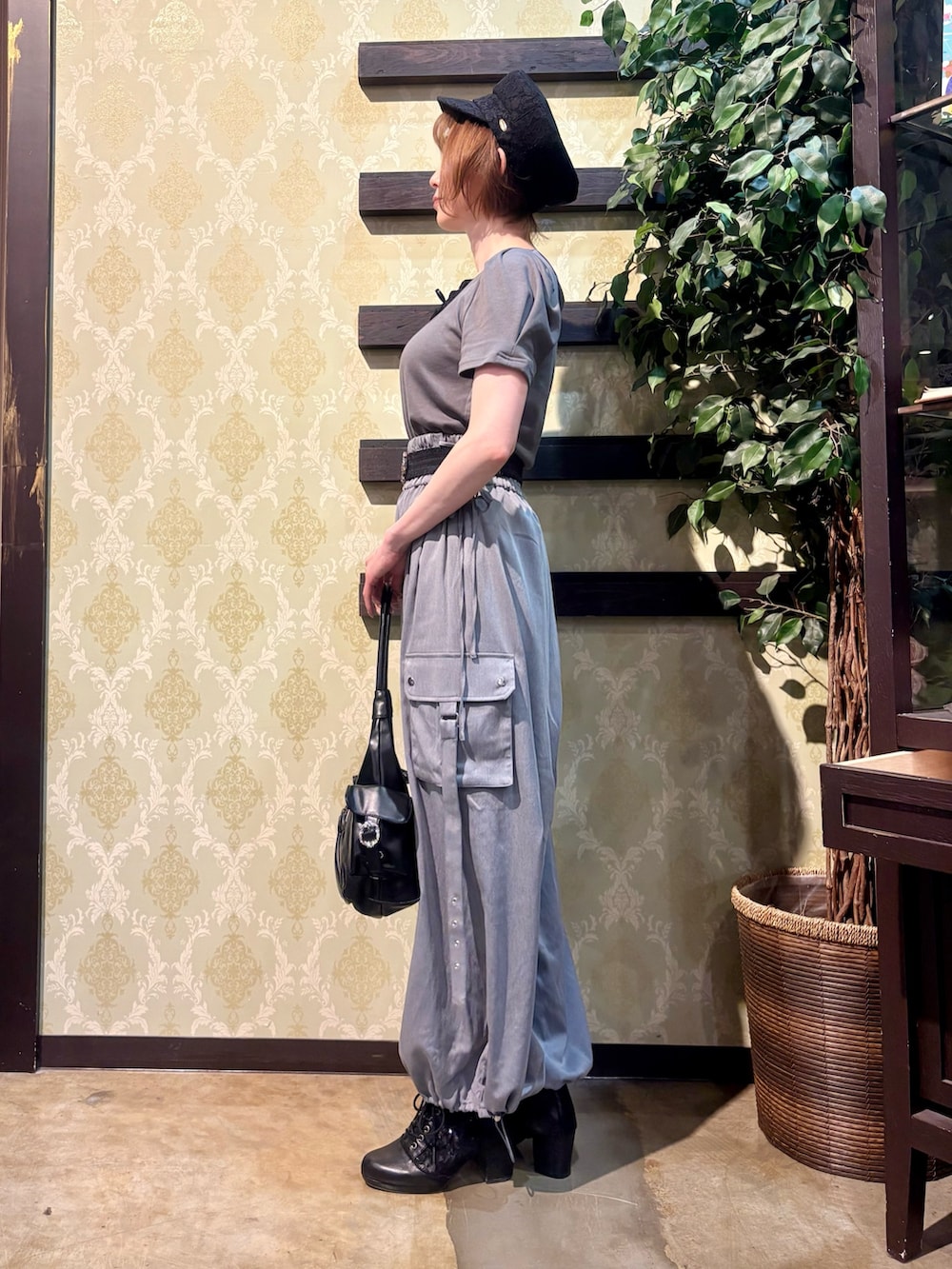 「ショルダーバッグ、大人カジュアル、最近のいい感じコーデ、モノトーン、春夏コーデ、キャップ、シンプルコーデ、レイヤードスタイル、韓国ファッション、きれいめカジュアル、休日スタイル、axes femme、パンツスタイル、おでかけコーデ、オトナ女子」｜「axes femmeの総レースキャスケット（キャスケット、ブラック系）」を使った、ハナミズキさん（レディース・158cm）の春コーディネートの6枚目の写真