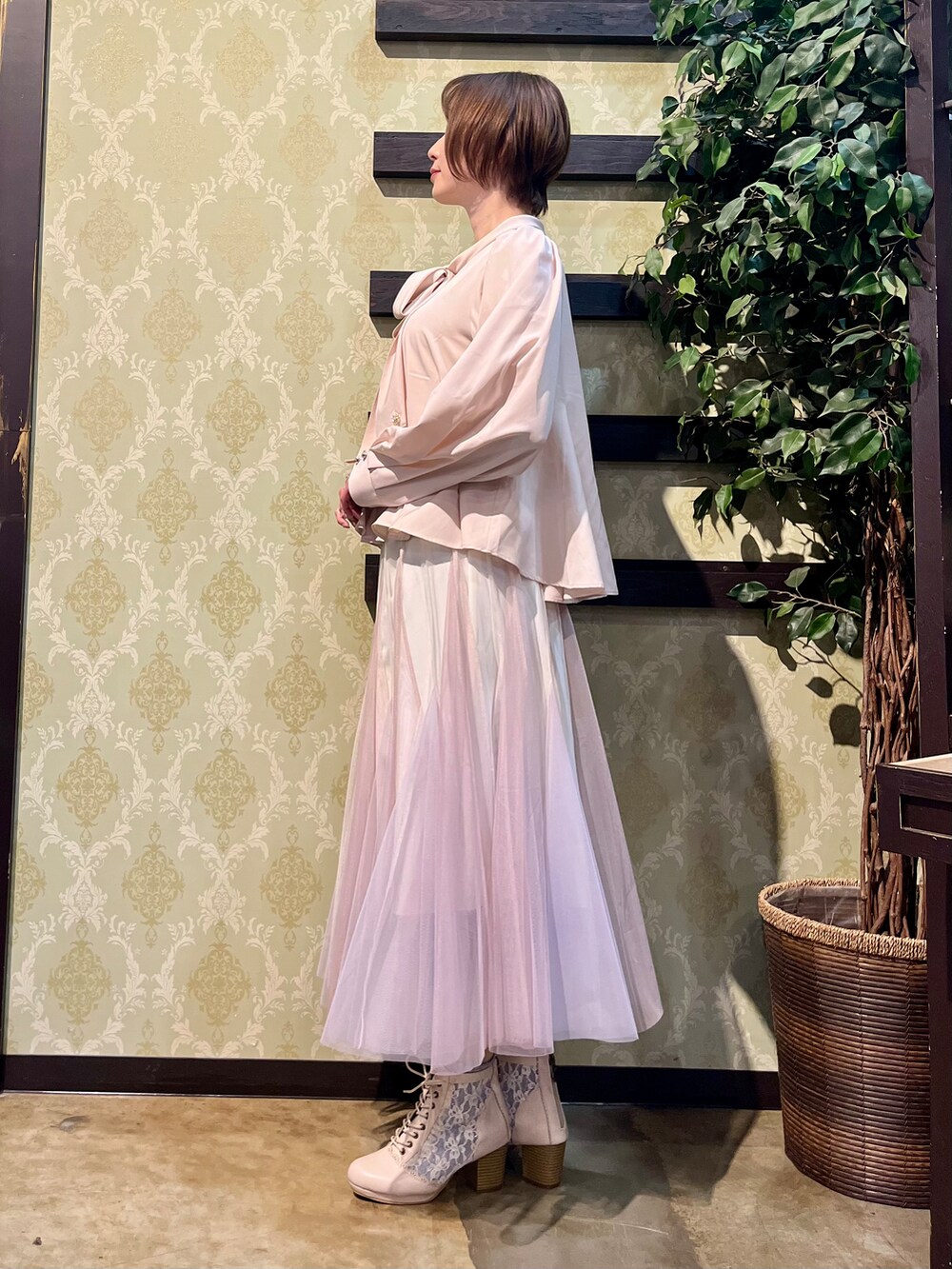 「axes femme、ジレ、春コーデ、チュールスカート、ピンクコーデ、フェミニン、大人かわいい、ブラウス、きれいめコーディネート、きれいめカジュアル、キレイめカジュアル」|「axes femmeのチュールレースアップブーツ(ブーツ、ホワイト系)」を使った、ハナミズキさん(レディース・158cm)の春コーディネートの7枚目の写真