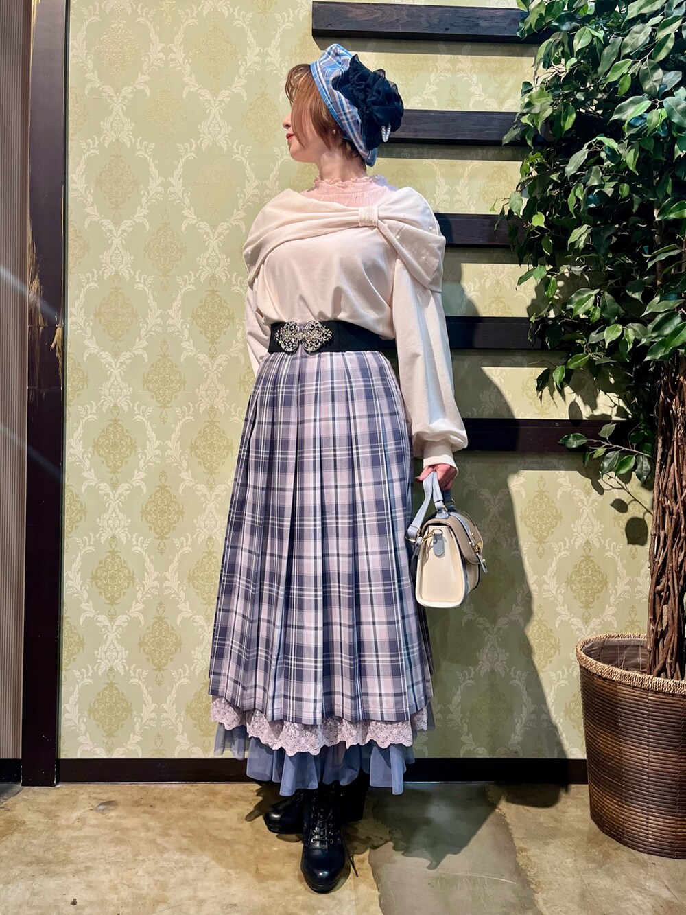 「春めき満開コーデ、春コーデ、axes femme、おでかけコーデ、春服コーデ、オトナカジュアル、大人コーデ、きれいめコーディネート、フェミニンコーデ、ベレー帽、大人かわいい、大人可愛い」|「axes femmeのUVカットロングパーカー(パーカー、ホワイト系)」を使った、ハナミズキさん(レディース・158cm)の春コーディネートの3枚目の写真