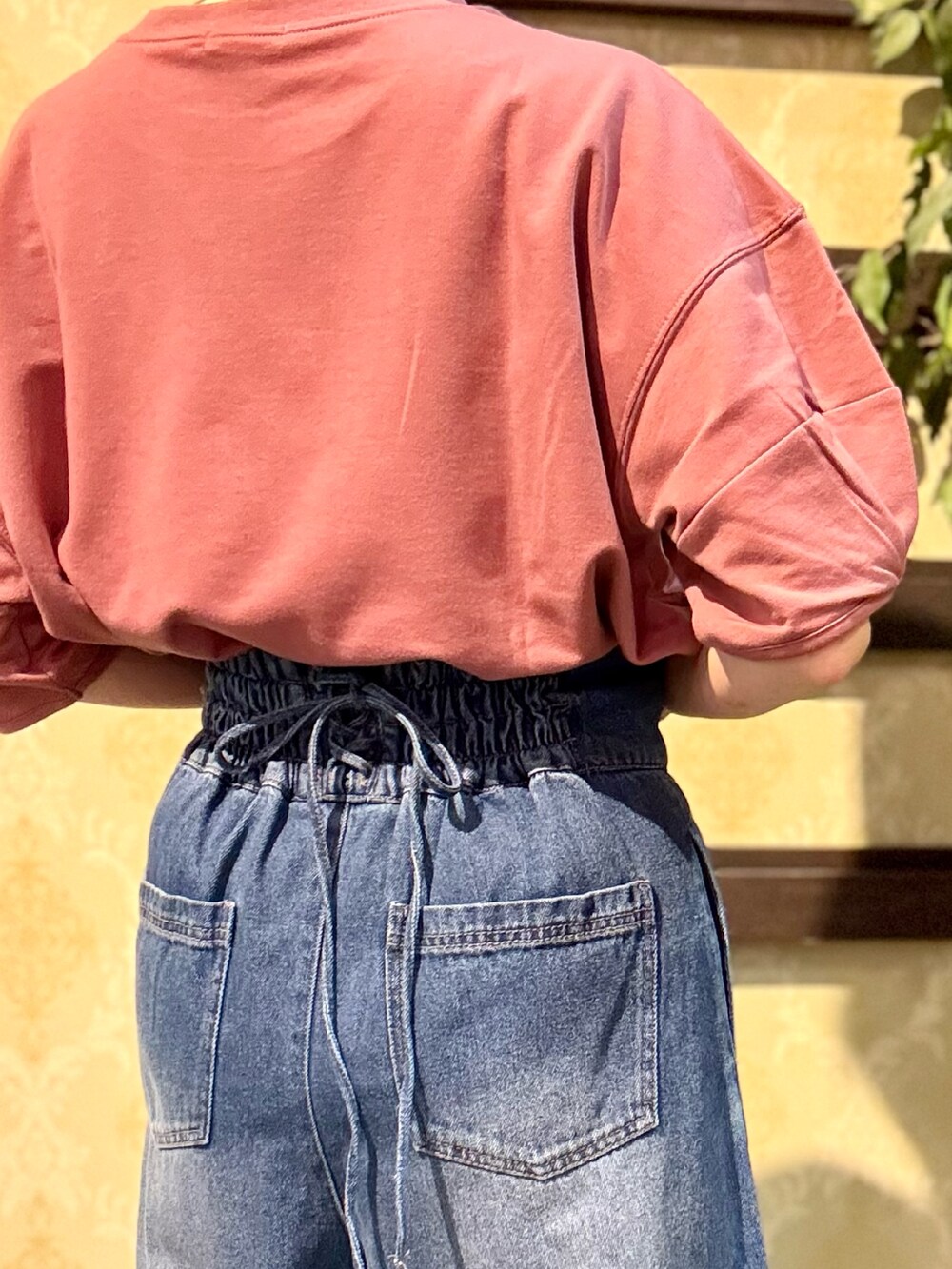 「ショルダーバッグ、ワイドパンツ、サンダル、やっぱり帽子が好き、きれいめカジュアル、休日スタイル、デニム、お出かけコーデ、リボン、デートコーデ、スポーツミックス、キャップ、axes femme、カタログ掲載アイテム_axes femme、大人カジュアルコーデ」｜「axes femmeのロゴ刺繍バックリボンキャップ（キャップ、ベージュ系）」を使った、ハナミズキさん（レディース・158cm）の春コーディネートの9枚目の写真