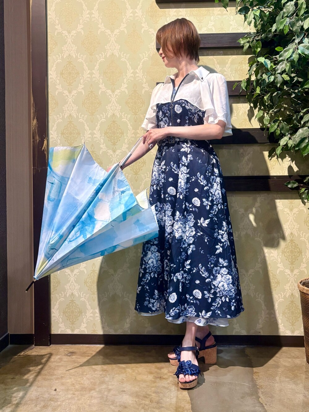 「サンダル、雨の日コーデ、休日スタイル、お出かけコーデ、デートコーデ、ワンピース、ロングスカート、きれいめカジュアル、axes femme、ラクチンコーデ、夏、おしゃれさんと繋がりたい、大人コーデ、初夏コーデ、ブルーコーデ」｜「axes femmeのグラデーションアート柄長傘（長傘、ブルー系）」を使った、ハナミズキさん（レディース・158cm）の春コーディネートの2枚目の写真