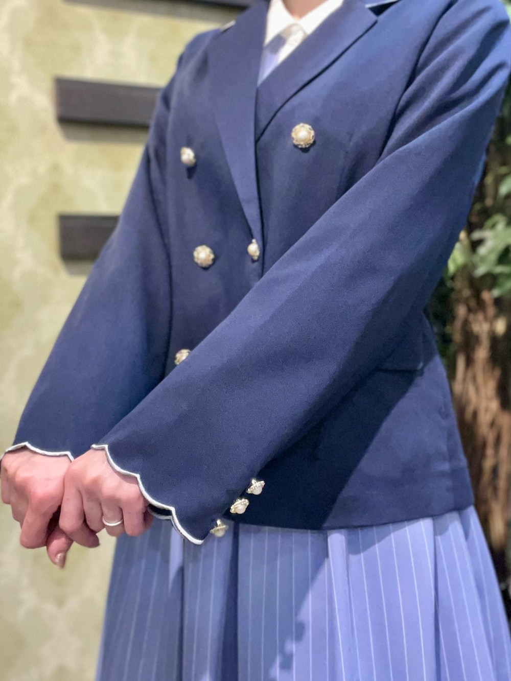 「ジャケット、春コーデ、春めき満開コーデ、axes femme、大人可愛い、大人かわいい、ワンピース、レイヤードスタイル、きれいめカジュアル」｜「axes femmeのスカラップ刺繍ダブルジャケット（テーラードジャケット、ブルー系）」を使った、ハナミズキさん（レディース・158cm）の春コーディネートの8枚目の写真