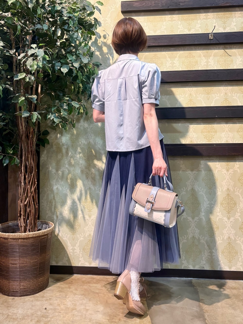 「春夏コーデ、きれいめカジュアル、休日スタイル、お出かけコーデ、ショルダーバッグ、axes femme、夏ファッション、オトナ女子、キレイめカジュアル、オトナカジュアル、大人かわいい、キレイめ、テーラードジャケット、チュールスカート、ブルーコーデ」｜「axes femmeのスカラップ刺繍ダブルジャケット（テーラードジャケット、ベージュ系）」を使った、ハナミズキさん（レディース・158cm）の春コーディネートの6枚目の写真
