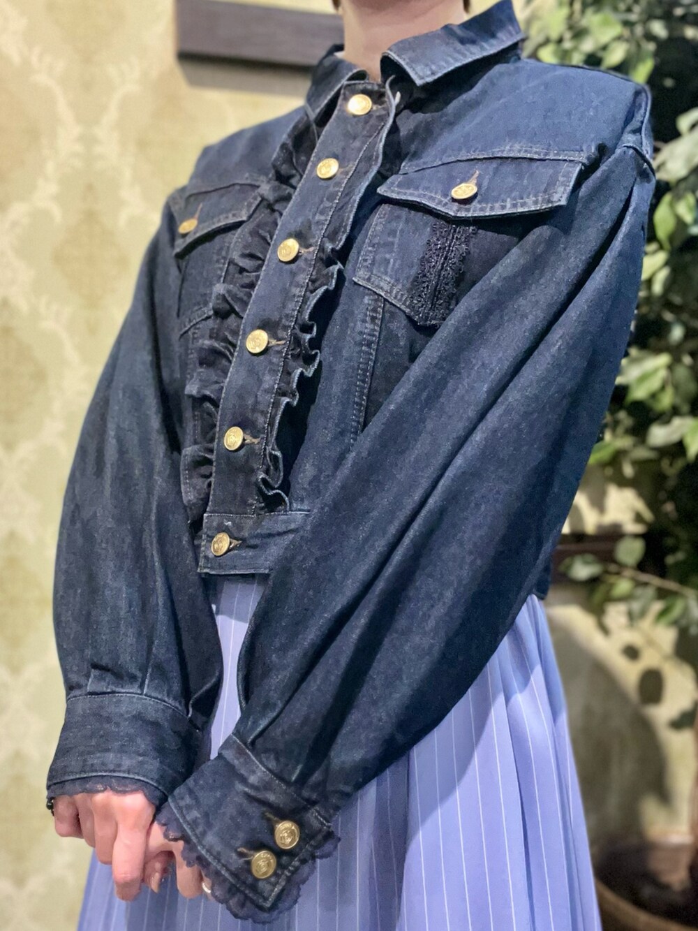 「ジャケット、春コーデ、春めき満開コーデ、axes femme、オトナカジュアル、おでかけコーデ、春服コーデ、お花見コーデ、デニム、デニムジャケット、ワンピース、ワンピース×デニム、レイヤードスタイル」｜「axes femmeのチュールレースアップブーツ（ブーツ、ホワイト系）」を使った、ハナミズキさん（レディース・158cm）の春コーディネートの4枚目の写真