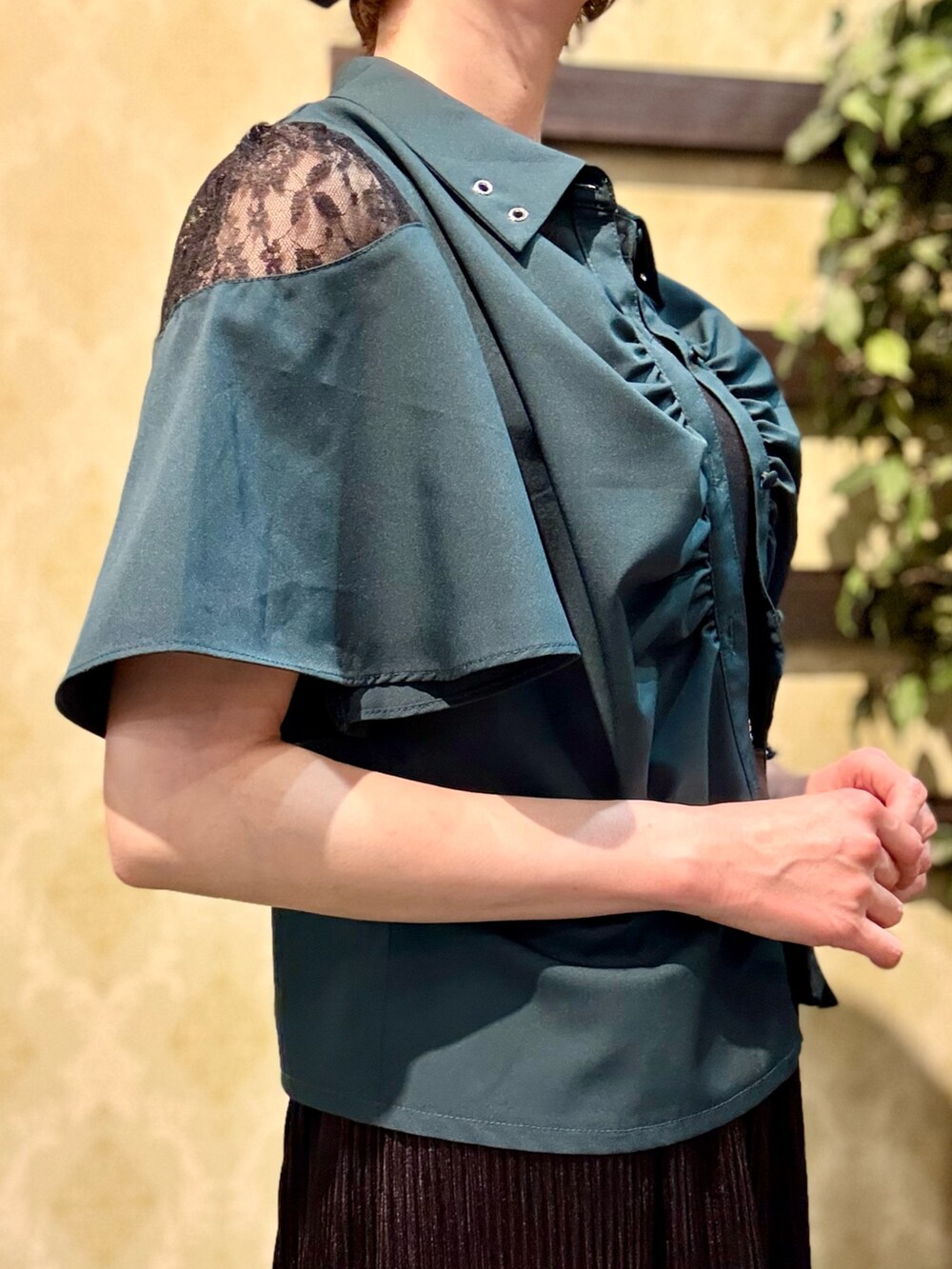 「ショルダーバッグ、大人カジュアル、最近のいい感じコーデ、リボン、スポーツミックス、春夏コーデ、キャップ、シンプルコーデ、きれいめカジュアル、休日スタイル、axes femme、シンプルスタイル、大人かわいい、レース、シャツスタイル」｜「axes femmeのロゴ刺繍バックリボンキャップ（キャップ、ブラック系）」を使った、ハナミズキさん（レディース・158cm）の春コーディネートの4枚目の写真