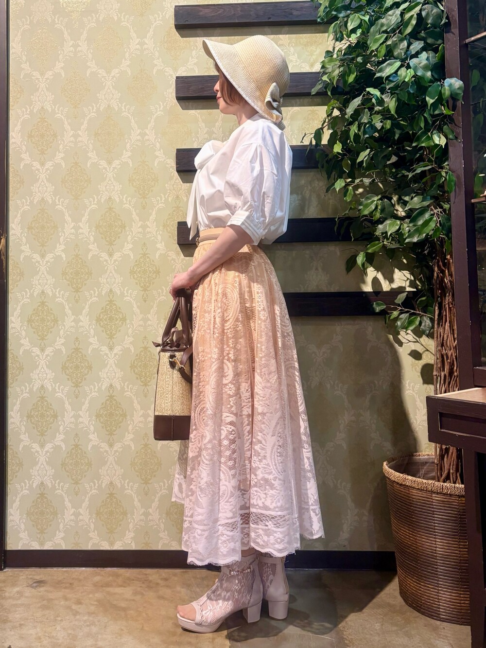「ショルダーバッグ、リボン、大人カジュアル、休日スタイル、デートコーデ、お出かけコーデ、春夏コーデ、シンプルコーデ、axes femme、カジュアルスタイル、おでかけコーデ、大人女子、スカートスタイル、キレイめコーデ、シャツスタイル」|「axes femmeのグラデレースサーキュラースカート(スカート、イエロー系)」を使った、ハナミズキさん(レディース・158cm)の春コーディネートの2枚目の写真