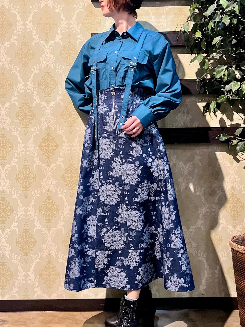 「テーラードジャケット、axes femme、大人可愛い、大人女子、おしゃれさんと繋がりたい、デニムコーデ、きれいめコーディネート、大人かわいい、帽子、大人カジュアル、デートコーデ」｜「axes femmeのジップ付ブーケデニムスカート（デニムスカート、ブルー系）」を使った、ハナミズキさん（レディース・158cm）の春コーディネートの4枚目の写真