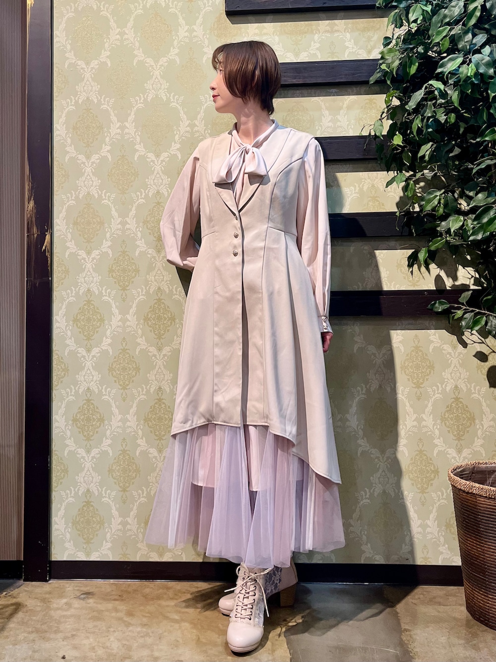 「axes femme、ジレ、春コーデ、チュールスカート、ピンクコーデ、フェミニン、大人かわいい、ブラウス、きれいめコーディネート、きれいめカジュアル、キレイめカジュアル」|「axes femmeのチュールレースアップブーツ(ブーツ、ホワイト系)」を使った、ハナミズキさん(レディース・158cm)の春コーディネートの10枚目の写真