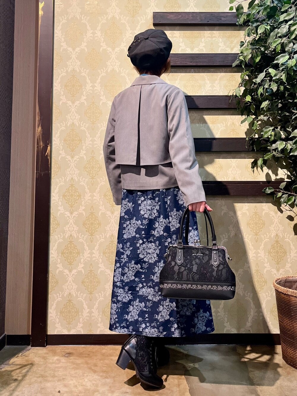 「テーラードジャケット、axes femme、大人可愛い、大人女子、おしゃれさんと繋がりたい、デニムコーデ、きれいめコーディネート、大人かわいい、帽子、大人カジュアル、デートコーデ」｜「axes femmeのジップ付ブーケデニムスカート（デニムスカート、ブルー系）」を使った、ハナミズキさん（レディース・158cm）の春コーディネートの3枚目の写真