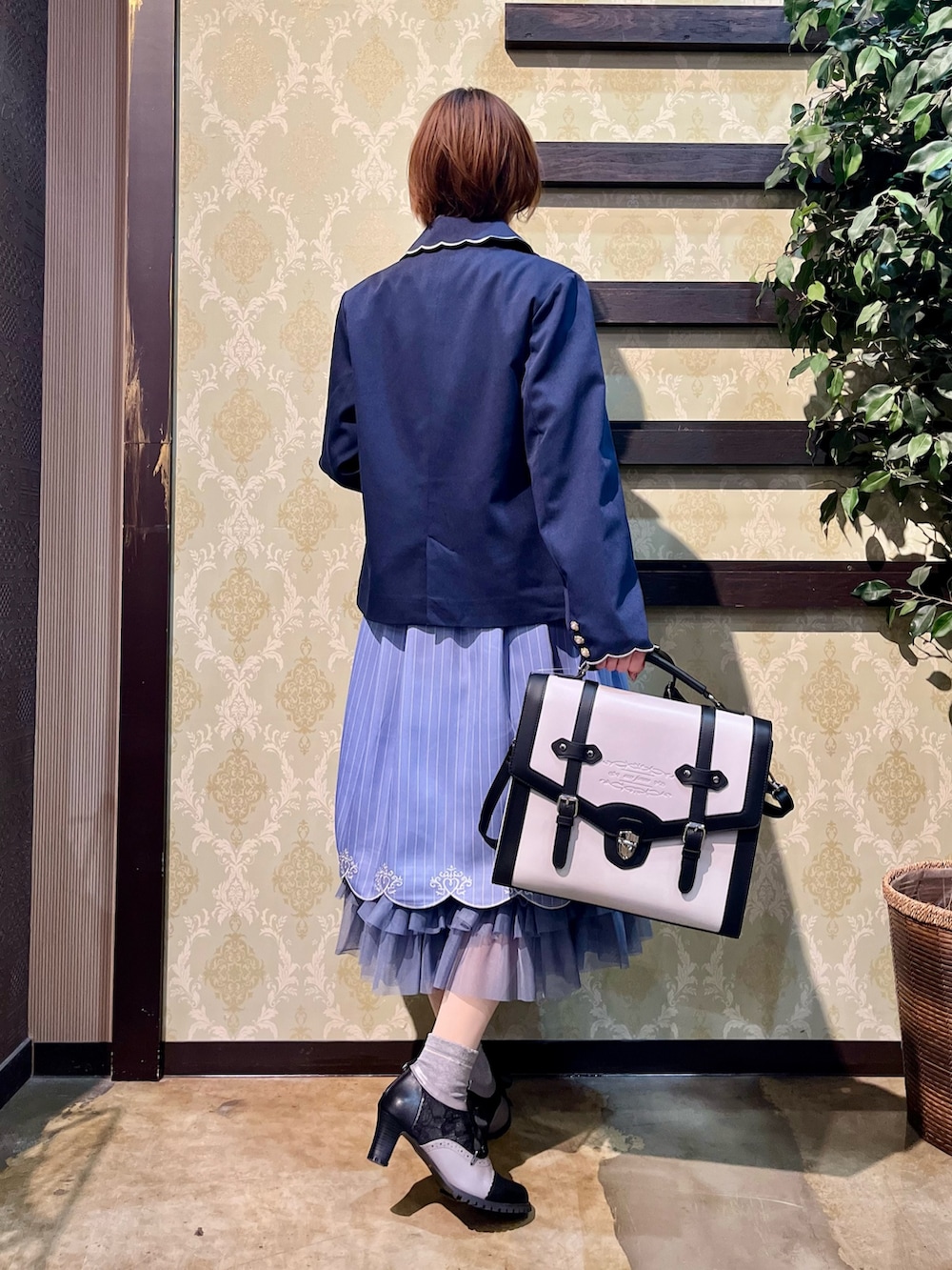 「ジャケット、春コーデ、春めき満開コーデ、axes femme、大人可愛い、大人かわいい、ワンピース、レイヤードスタイル、きれいめカジュアル」｜「axes femmeのスカラップ刺繍ダブルジャケット（テーラードジャケット、ブルー系）」を使った、ハナミズキさん（レディース・158cm）の春コーディネートの3枚目の写真